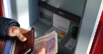 Zwrot środków przez bank po nieautoryzowanej transakcji
