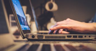 Oszustwo internetowe. Jak i gdzie zgłosić? Na co uważać?