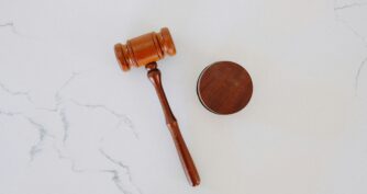 Jakie są najczęstsze błędy przy spłacaniu długów?