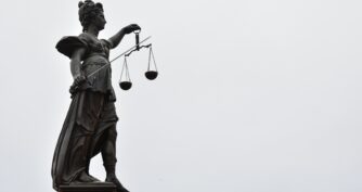 Jak złożyć pozew o zapłatę w walucie euro w Polsce?
